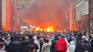 Kuzey İrlanda'da "cinsel saldırı" protestosu: Evler ateşe verildi
