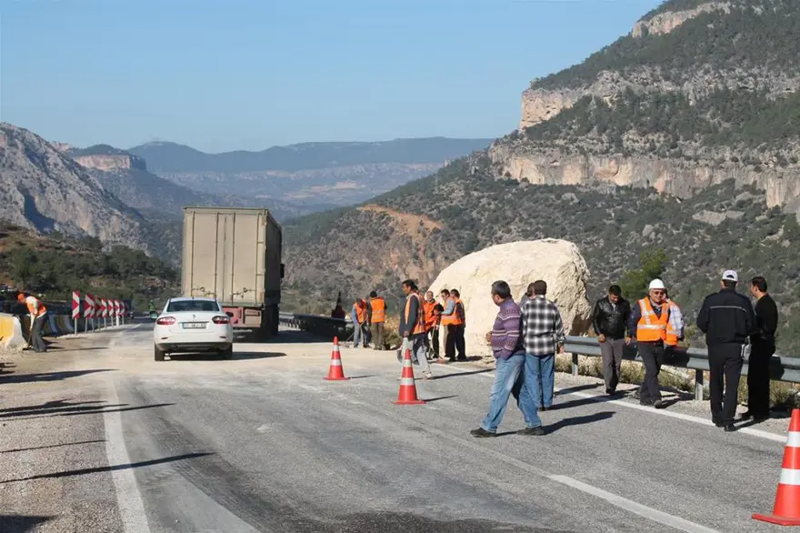 Dev kaya yola düştü 8
