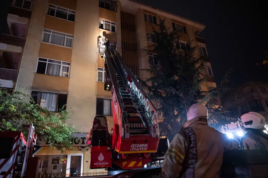 Kadıköy'de yangın paniği: 20 kişi dumandan etkilendi 1 Kadıköy'de yangın paniği: 20 kişi dumandan etkilendi 1