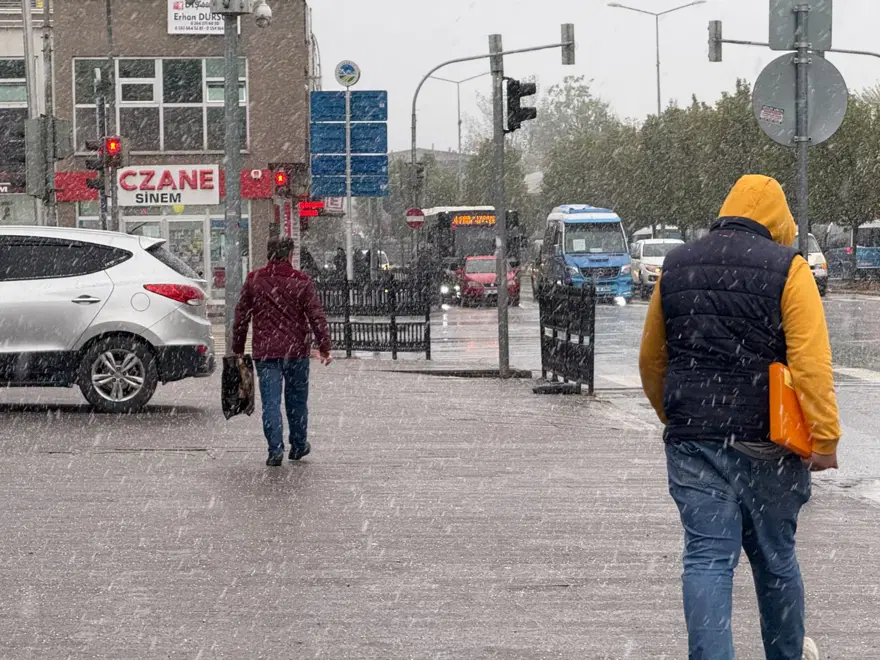Şehir merkezinde lapa lapa kar: "Sabah güneş vardı, şimdi kar yağıyor" 1 Şehir merkezinde lapa lapa kar: "Sabah güneş vardı, şimdi kar yağıyor" 1