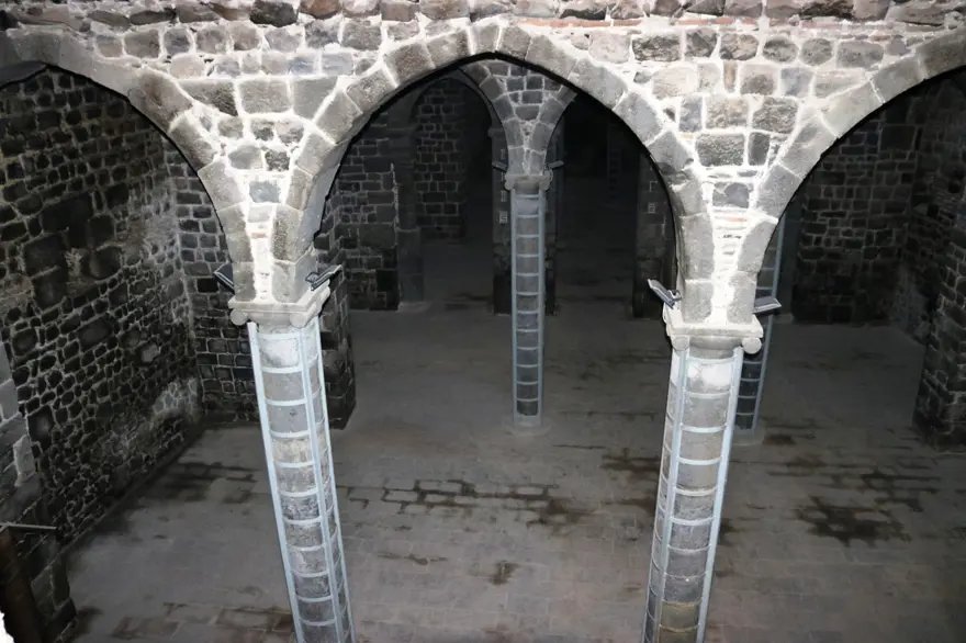 Diyarbakır'da tarihi surlardaki geçitler görüntülendi 8 Diyarbakır'da tarihi surlardaki geçitler görüntülendi 8