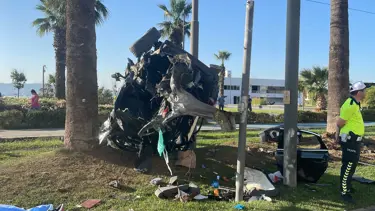 İzmir'de otomobil takla attı: 2 ölü, 1 yaralı