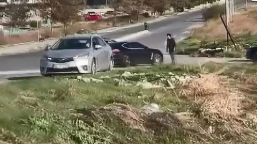 Büyükçekmece'de ilginç tartışma: Otomobiliyle husumetlisinin aracına defalarca çarptı! 3 Büyükçekmece'de ilginç tartışma: Otomobiliyle husumetlisinin aracına defalarca çarptı! 3