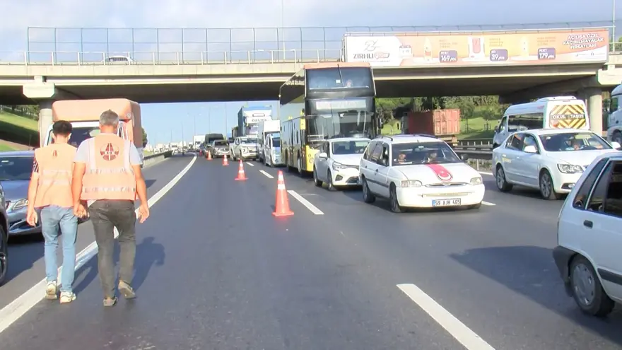 TEM otoyolunda kaza: Kamyonete arkadan çarpan motosiklet sürücüsü hayatını kaybetti 1