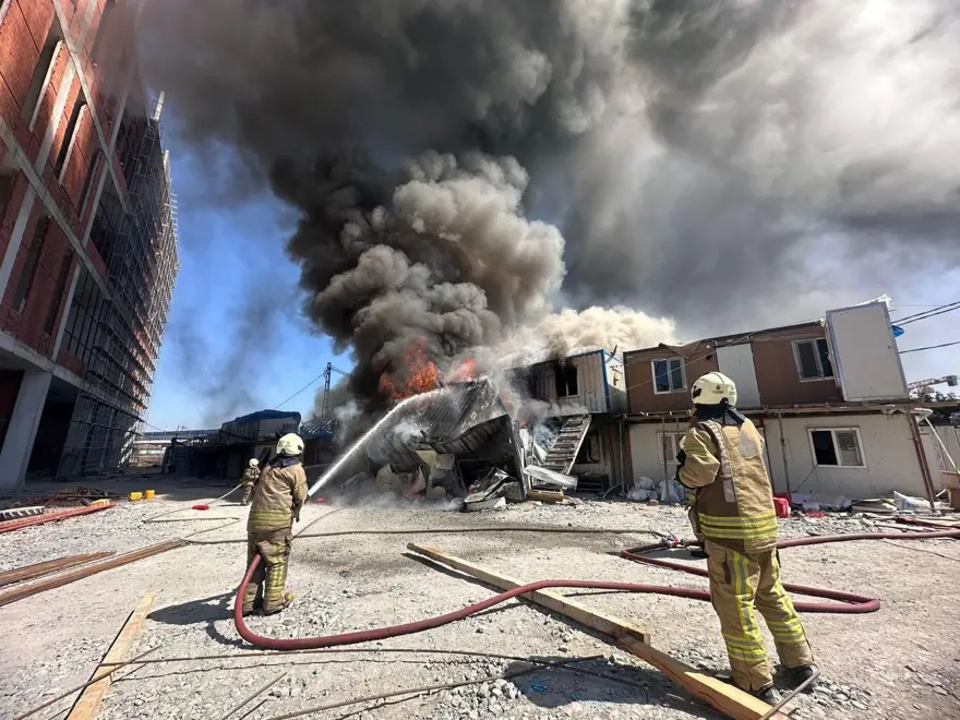 İşçilerin kaldığı konteynerde yangın 4