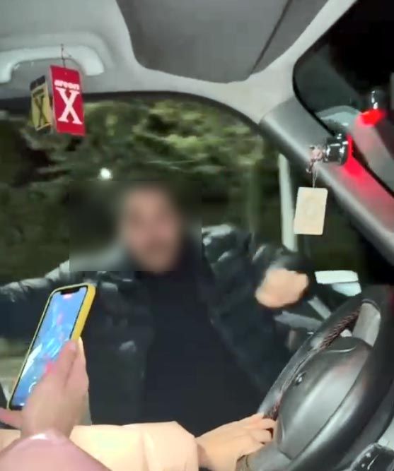 Seyir halindeyken dans ediyordu, araçtan düştü