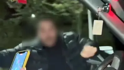 Seyir halindeyken dans ediyordu, araçtan düştü