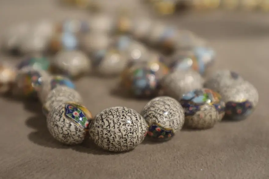 KUR'AN-I KERİM'İ TESPİH TANELERİNE İŞLEDİ 2