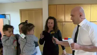 Minik ikizler ilk kez duydu