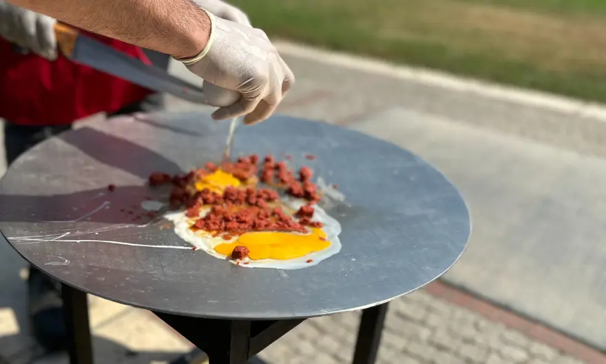 Adana'da 50 dereceyi aşan sıcaklıkta güneşte tost pişirdiler 7