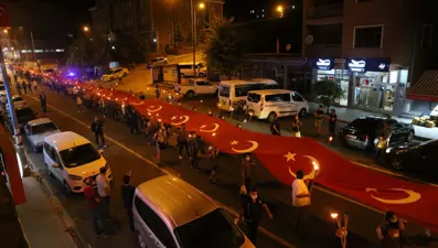 Ahlat'ta 150 metre uzunluğundaki Türk bayrağıyla "fener alayı"