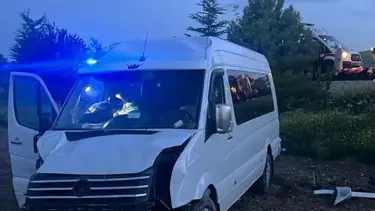 Afyonkarahisar'da minibüs araziye devrildi: 6 yaralı