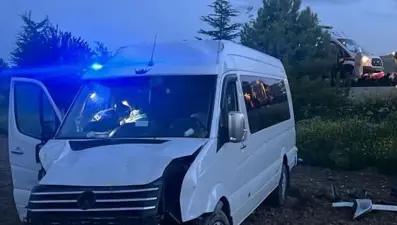 Afyonkarahisar'da minibüs araziye devrildi: 6 yaralı