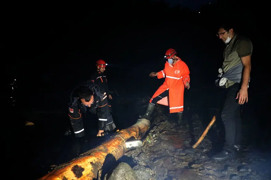Rize'de evlerinde mahsur kalan aile kurtarıldı 7 Rize'de evlerinde mahsur kalan aile kurtarıldı 7