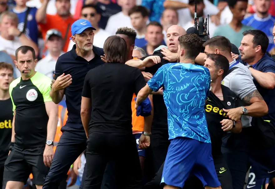 Londra derbisinde teknik direktörler Tuchel ve Conte'ye kırmızı kart 4