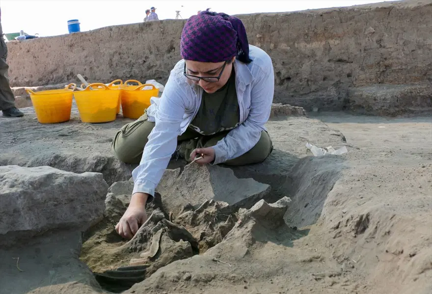 Eskişehir Küllüoba Höyüğü'nde 5 bin yıllık küp mezarlarda çocuk iskeletleri bulundu 7