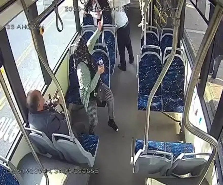 Belediye otobüsünde dehşet anları: Lise müdürü ile oğlu tartıştıkları yaşlı çifti dövdü 