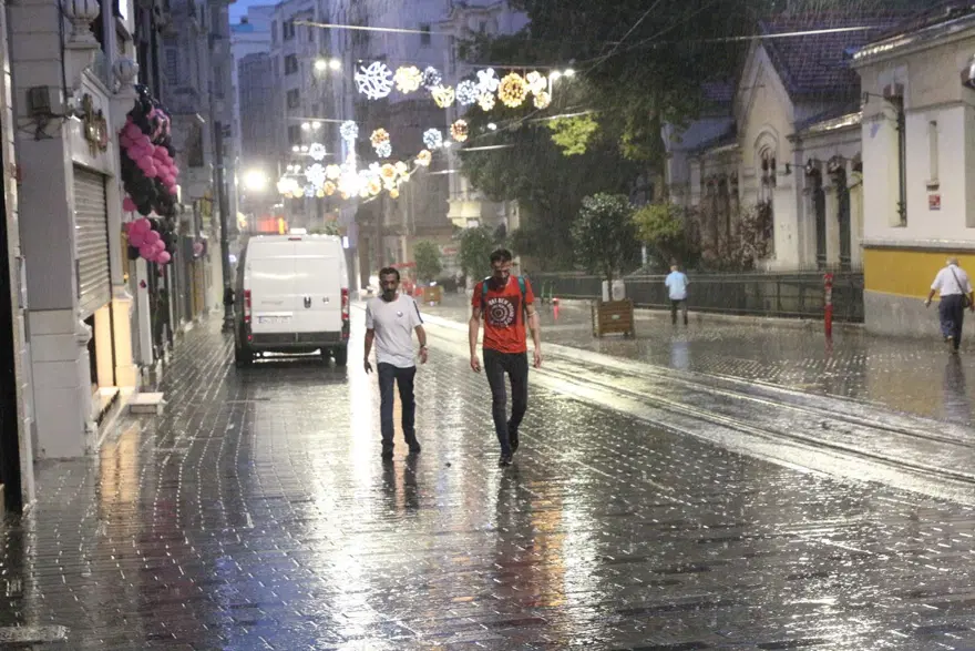 İstanbullular güne yağmurla uyandı 1 İstanbullular güne yağmurla uyandı 1