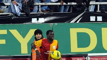 Çarşı Eboue için siyahi olacak