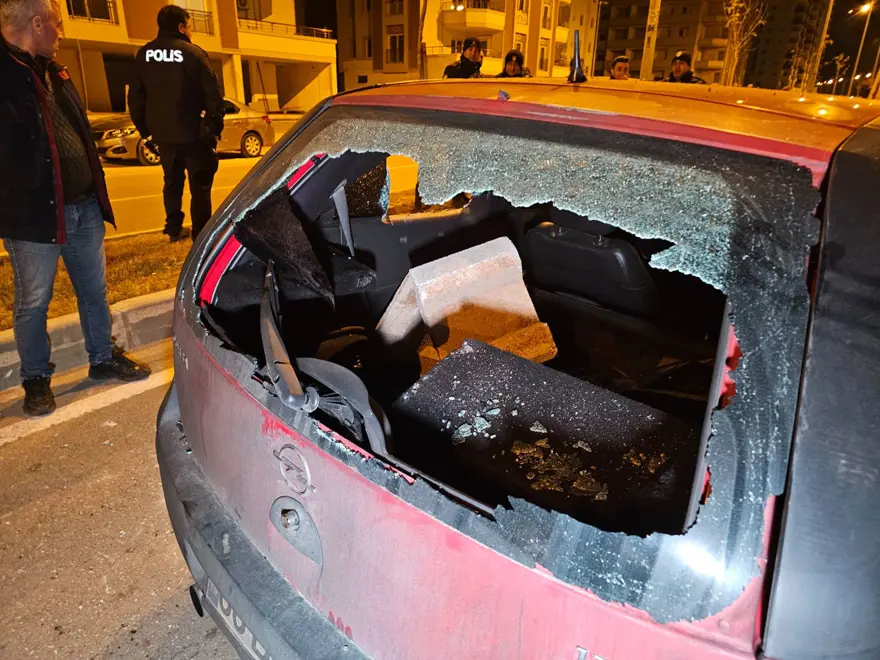 Otomobilin çarptığı motosikletli öldü, yakınları parke taşlarıyla araca saldırdı 4