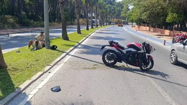 Antalya'da motosiklet palmiye ağacına çarptı