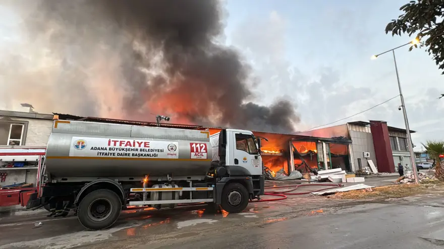 Adana'da kırtasiye malzemeleri bulunan depoda yangın: 3 iş yeri zarar gördü 2 Adana'da kırtasiye malzemeleri bulunan depoda yangın: 3 iş yeri zarar gördü 2