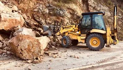 Yalova-Armutlu yolunda toprak kayması