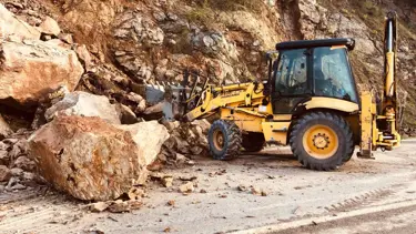 Yalova-Armutlu yolunda toprak kayması