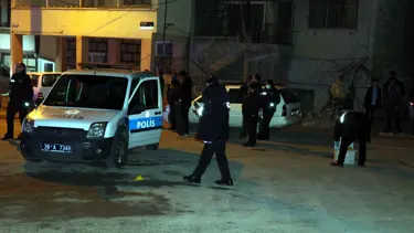 Darbedilen kadına yardım ederken silahla vuruldu