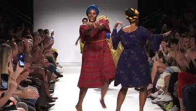 Defilede Nijeryalı mankenlerden dans şovu
