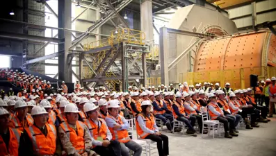 Dünyanın en büyük bakır madeninde işçiler grevde