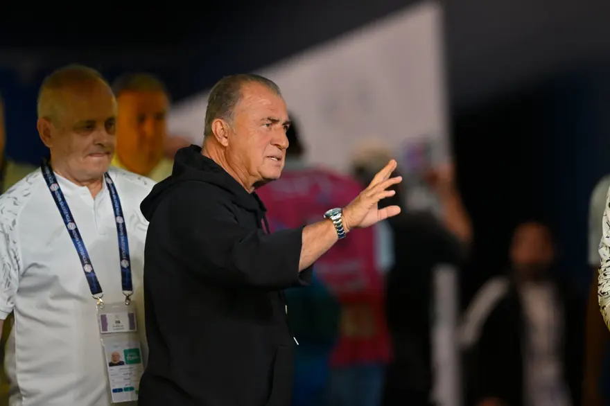 Cristiano Ronaldo'nun fileleri sarstığı maçta Fatih Terim galibiyete izin vermedi: 4 gol, 1 kırmızı kart 14 Cristiano Ronaldo'nun fileleri sarstığı maçta Fatih Terim galibiyete izin vermedi: 4 gol, 1 kırmızı kart 14