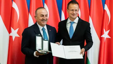 Eski Dışişleri Bakanı Çavuşoğlu'na Macaristan'da "Yıldızlı Liyakat Nişanı" verildi