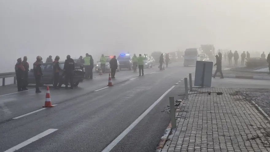 Karaman'da 13 araç birbirine girdi: 1'i ağır 7 yaralı 4