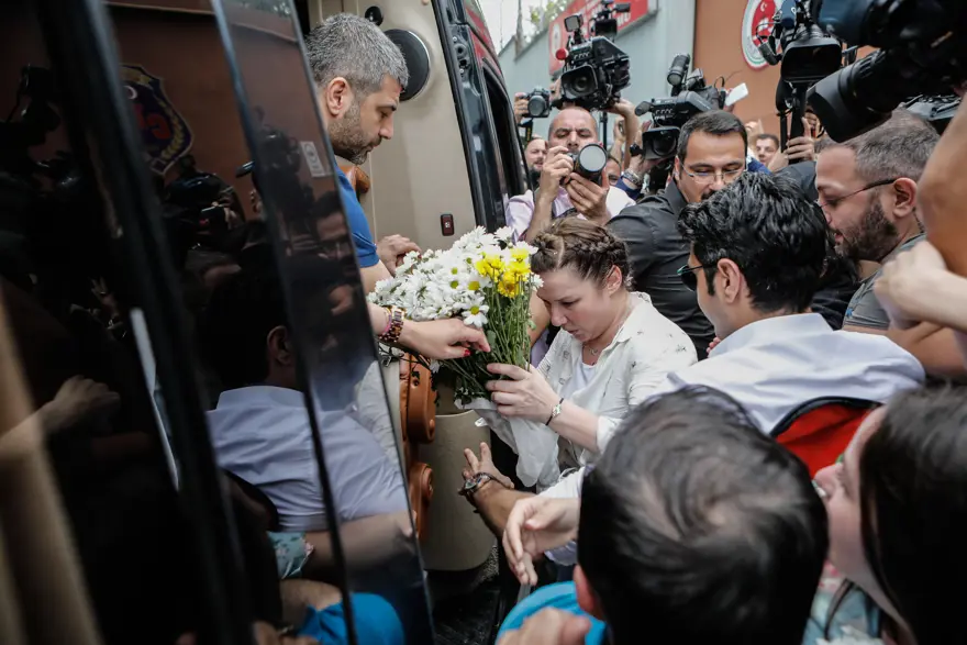 Deniz Seki tahliye oldu (Cezaevinden beyaz güvercinle çıktı) 8