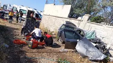 Lastiği patladı, istinat duvarına çarptı: 1 ölü, 6 yaralı