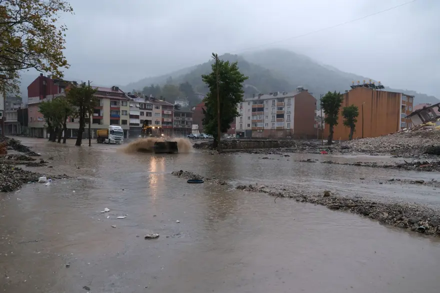 Sel felaketi yaşayan Bozkurt'un sokakları yeniden sular altında 6