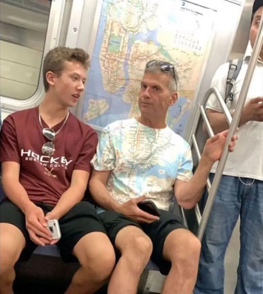 Reklam panosunda ikizinizle karşılaşsanız ne yapardınız? (Metroda fenomen oldular) 12