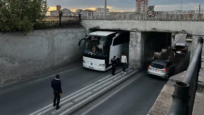 Takım otobüsü altgeçide sıkıştı