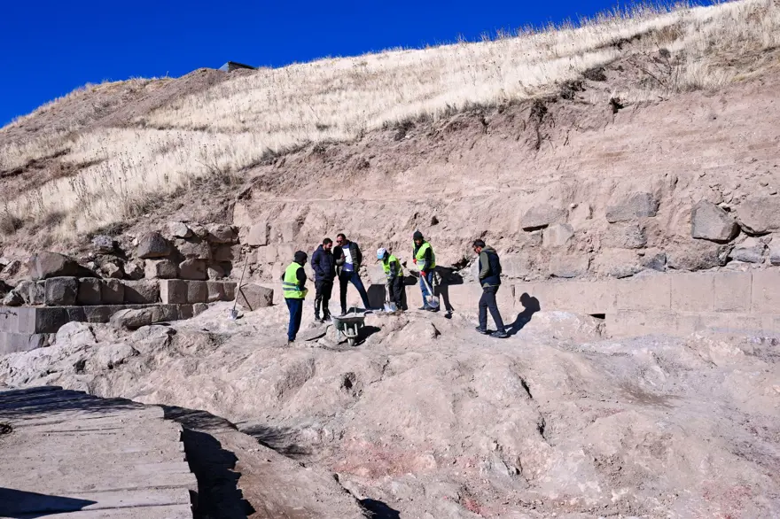 Van Gölü kıyısında ihtişamlı bir kale yükseliyor: Ayanis Kalesi adeta yeniden inşa ediliyor! 20