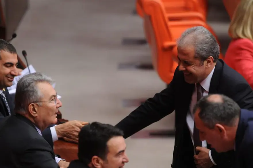 CHP'lilerden Şamil Tayyar'a protesto 