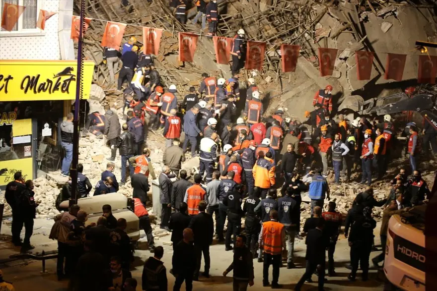 Malatya'da iki katlı bina çöktü: Olay yerinden fotoğraflar 29