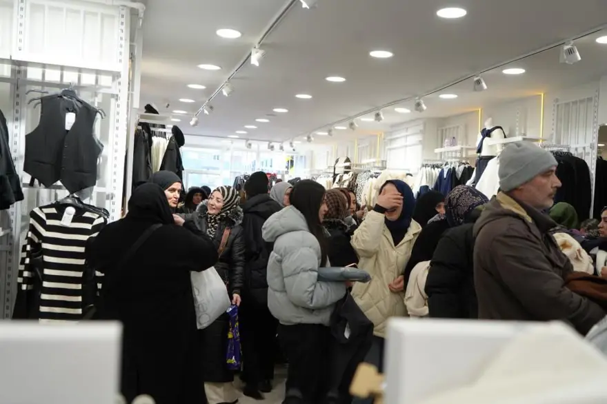 Mağazada indirim izdihamı:Fiyatı duyan mağazaya koştu, denemeden aldılar! 1