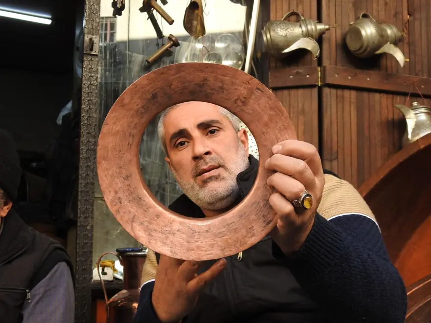 Suriyeli bakırcı ustası, mesleğine ülkesinde devam edecek: Vatanımıza dönmek için gün sayıyoruz 