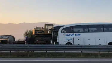 Yolcu otobüsü, TIR'ın taşıdığı iş makinesine çarptı: 3 ölü, 8 yaralı