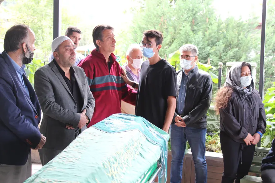 Mete Gazoz'un anneannesi son yolculuğuna uğurlandı 9 Mete Gazoz'un anneannesi son yolculuğuna uğurlandı 9