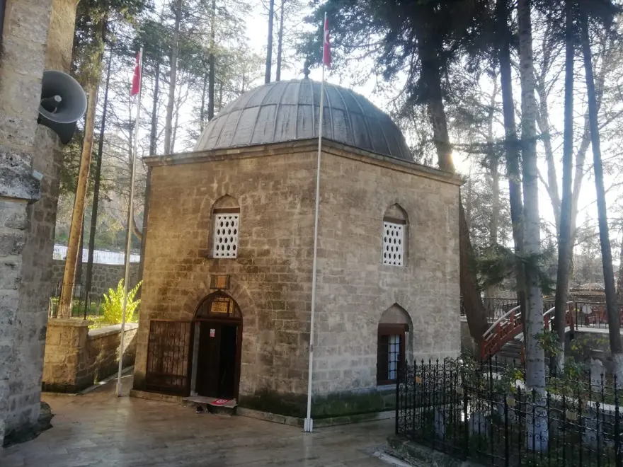 Türbeye Fransız tarzı tente takılmasına tepki 5 Türbeye Fransız tarzı tente takılmasına tepki 5