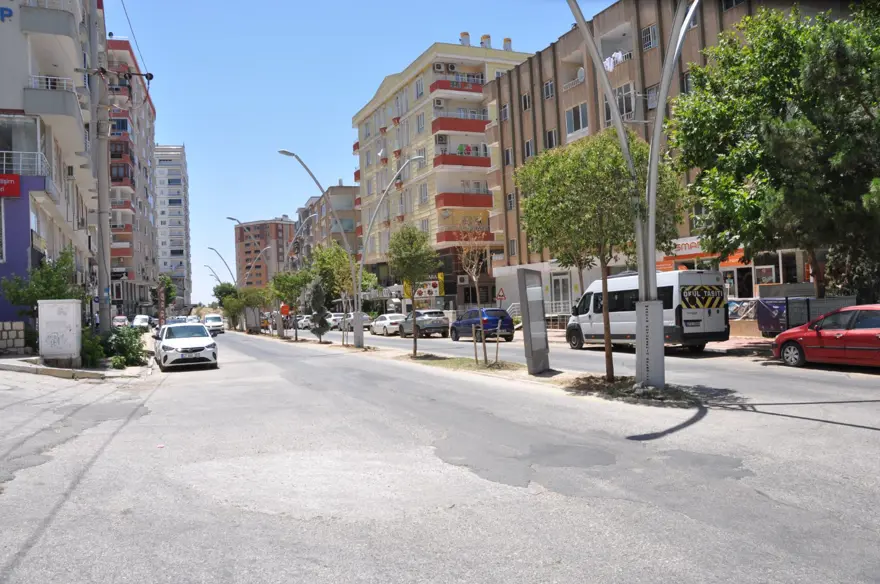 Hava sıcaklığı 40 derecenin üzerine çıktı: Cadde ve sokaklar boş kaldı 4 Hava sıcaklığı 40 derecenin üzerine çıktı: Cadde ve sokaklar boş kaldı 4