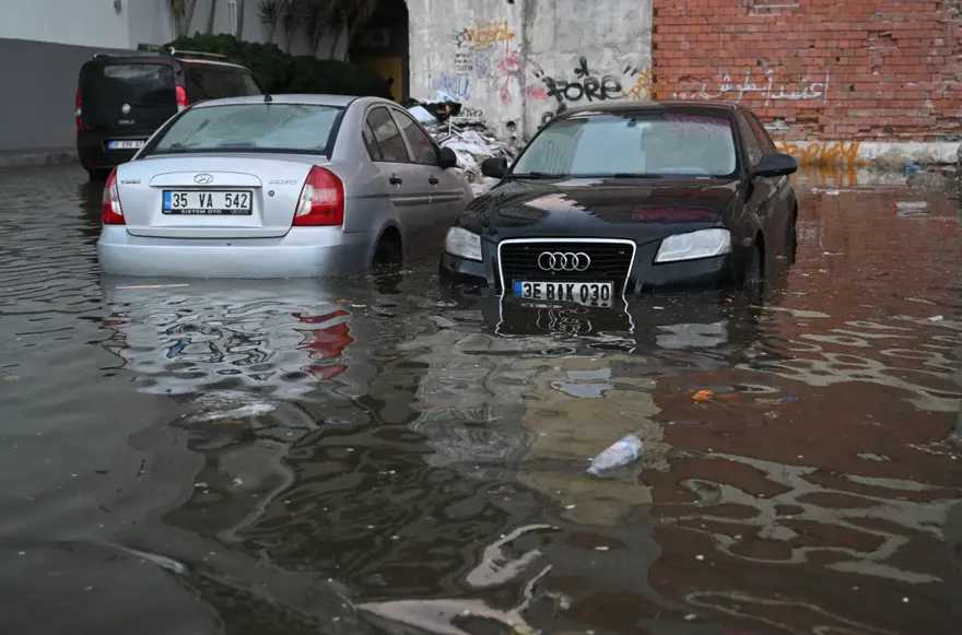 İzmir'i sağanak ve fırtına vurdu: Kıyı şeridi su altında! 6