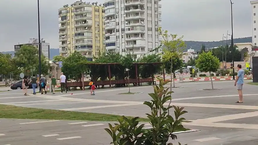 Adana’da art arda3 deprem: Vatandaşlar sokaklara döküldü, bazı binalarda çatlaklar var 1